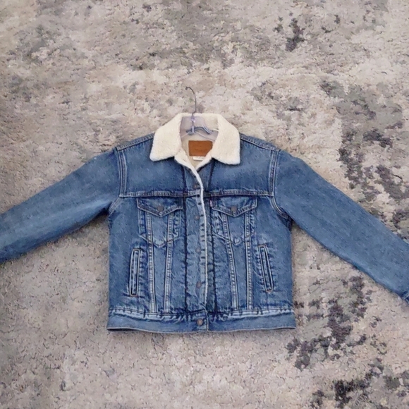 Levi's Women's Medium Wash Sherpa Trucker Jacket - Picture 3 of 9